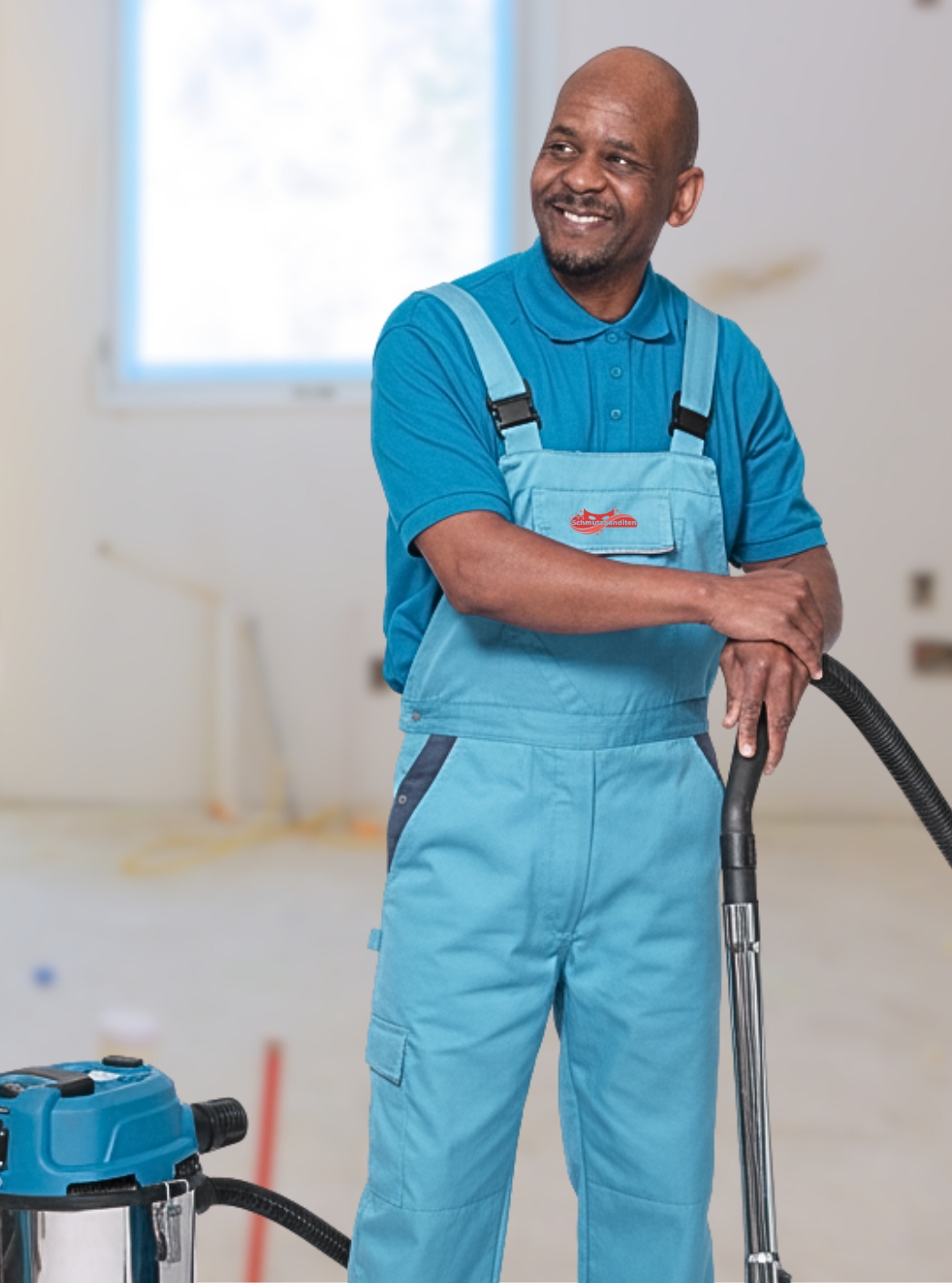 Reinigungskraft der Reinigungsfirma Schmutzbanditen bei der Baureinigung in Krefeld mit Staubsauger