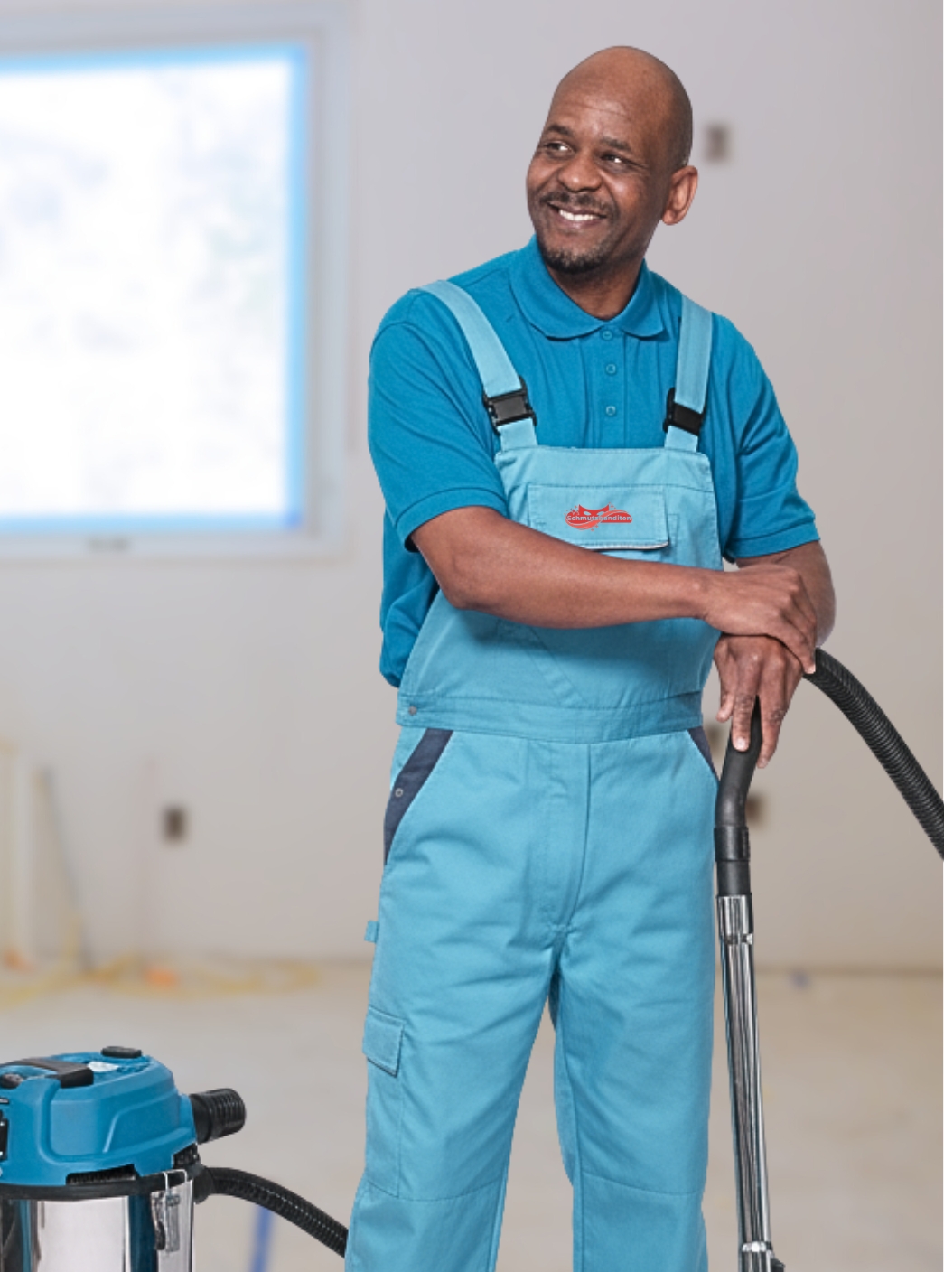 Reinigungskraft von Schmutzbanditen bei der Baureinigung in Krefeld mit Staubsauger