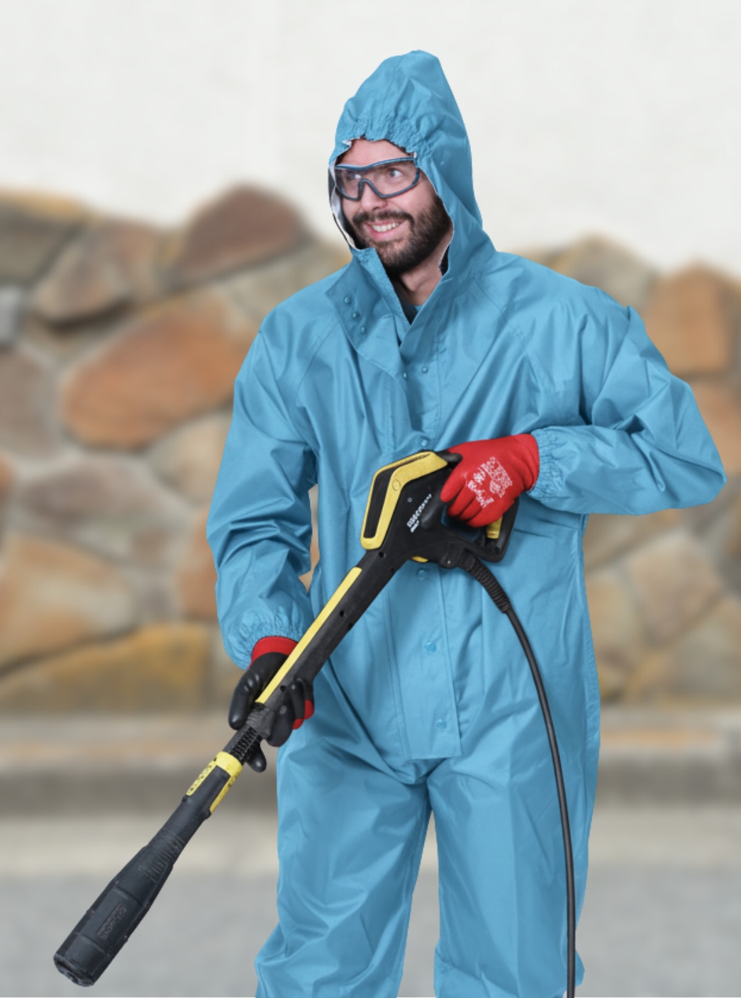 Reinigungskraft von Schmutzbanditen bei der Fassadenreinigung in Krefeld mit Hochdruckgerät