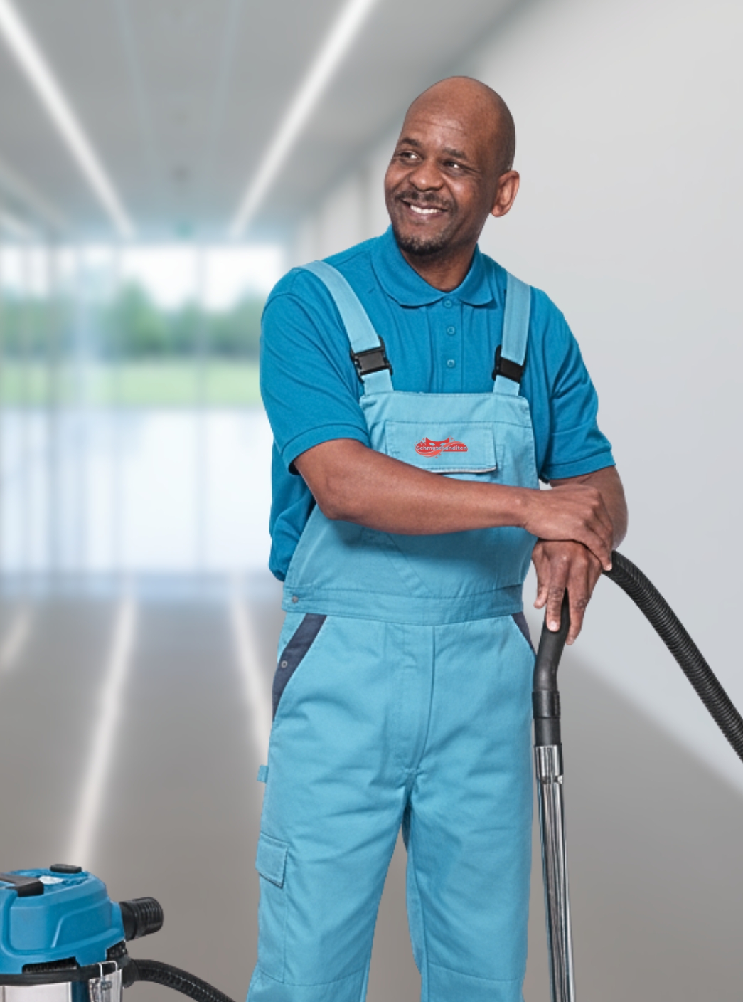 Reinigungskraft von Schmutzbanditen bei der Grundreinigung in Krefeld mit Staubsauger