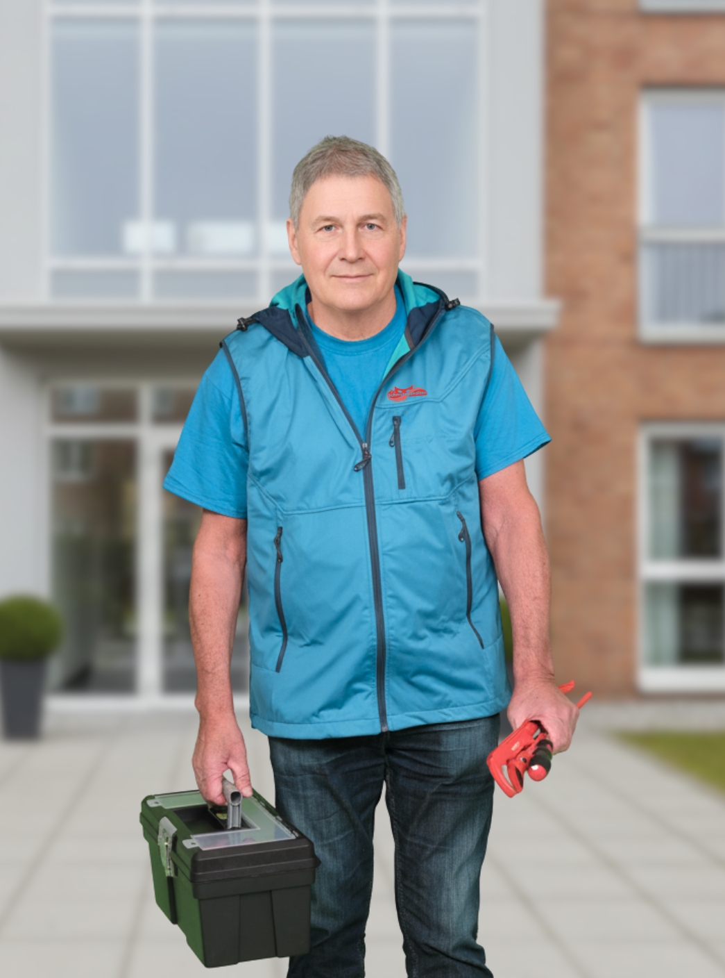 Hausmeister von Schmutzbanditen beim Hausmeisterservice in Krefeld mit Werkzeugkoffer und Schraubenzieher