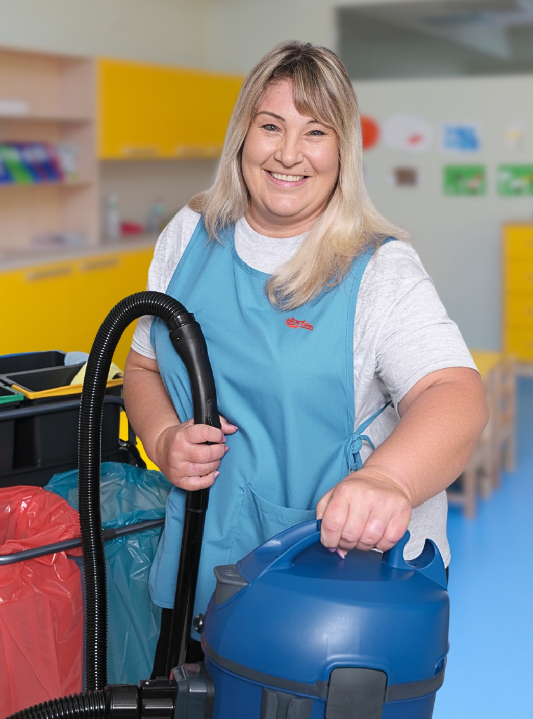 Reinigungskraft von Schmutzbanditen bei der Kitareinigung in Krefeld mit Staubsauger